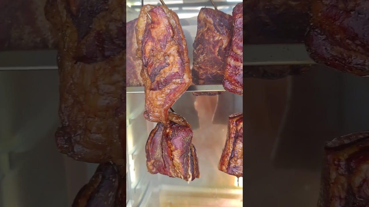 První krůčky s udírnou Borniak. Chutná to skvěle. #warlocorn #borniak #udirna #domaciuzene #uzeny