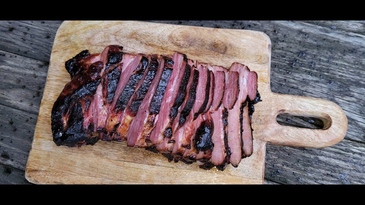 Varmrökt fläsk som är rökt med al. Varmrökt i Lilla Rökeriets rökskåp