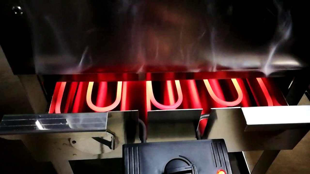 Ukázka hoření těsnění udírny Kaiser při otevření šuplíku s topnou spirálou